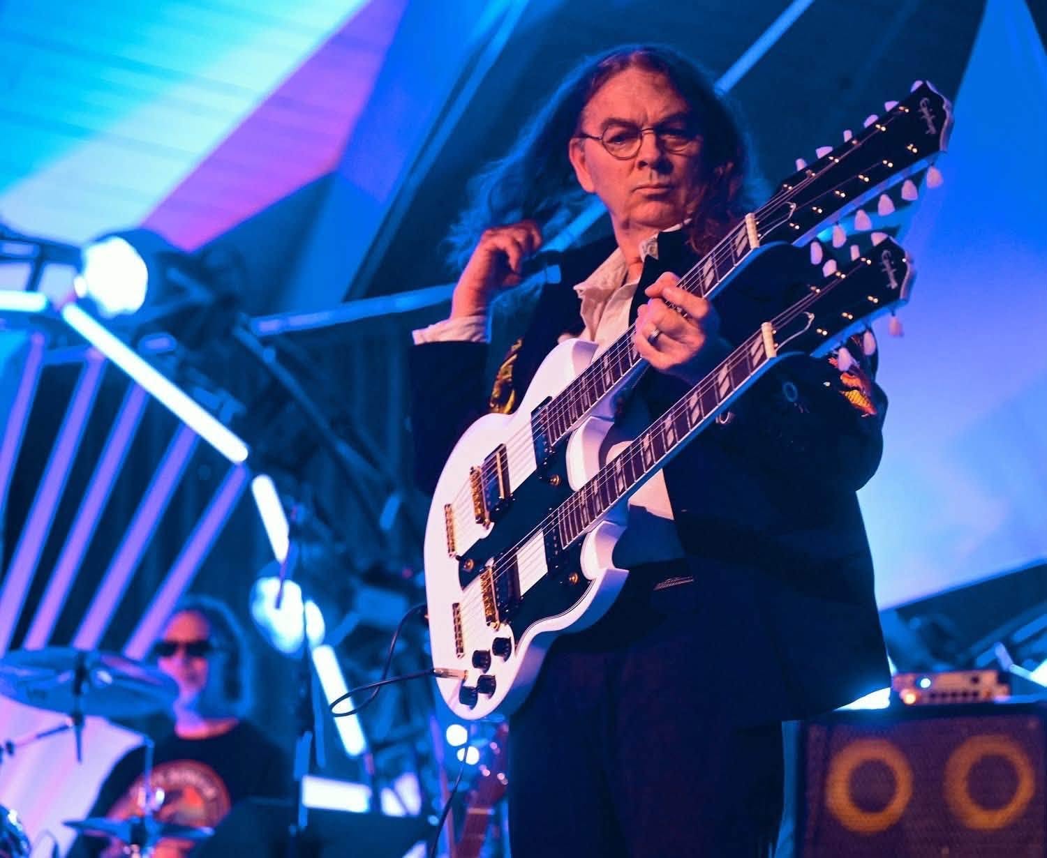 Bob, guitar